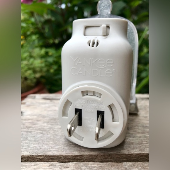 2/$10 YANKEE CANDLE Electric Scent Warmer Snow House Scene Wall Plug In Diffuser - Picture 6 of 9